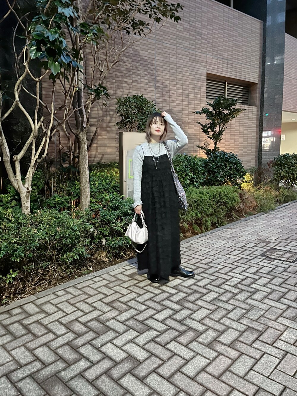 ブラック系のワンピース、グレー系のニット/セーターを着用したレディースの冬コーディネートの4枚目の写真