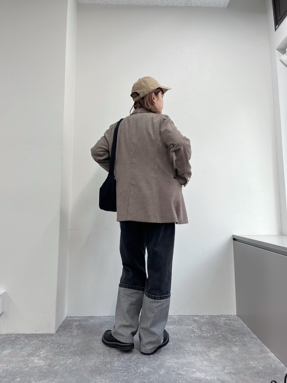 ベージュ系のテーラードジャケット、ホワイト系のTシャツ/カットソー、ブラック系のデニムパンツを着用したレディースの春コーディネートの5枚目の写真