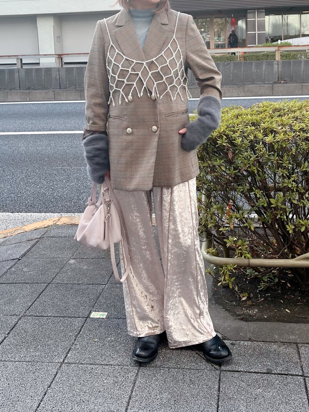 ベージュ系のテーラードジャケット、ホワイト系のシャツ/ブラウス、ブルー系のTシャツ/カットソーを着用したレディースの冬コーディネートの2枚目の写真