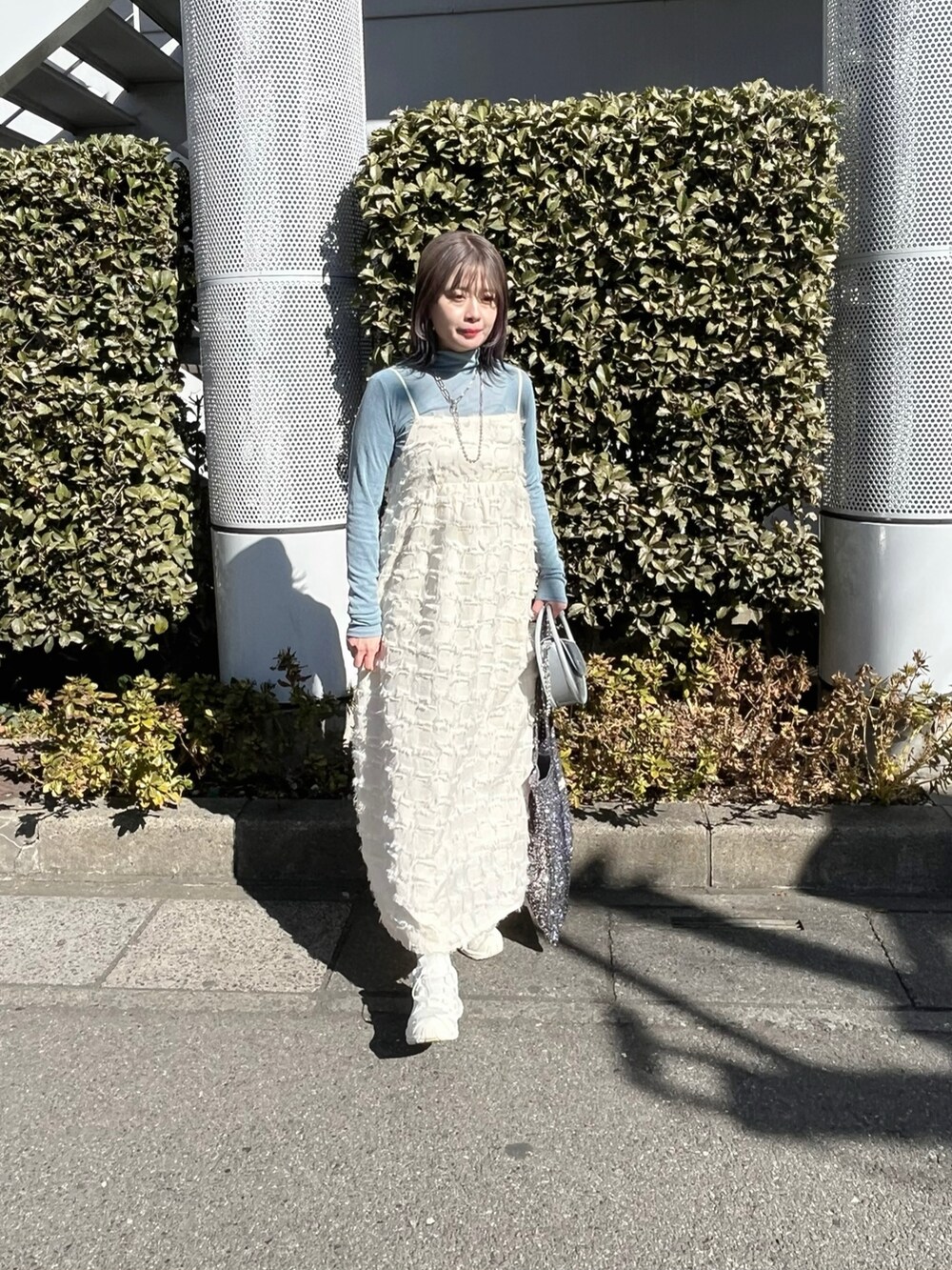 ブルー系のデニムジャケット、ホワイト系のワンピース、ブルー系のTシャツ/カットソーを着用したレディースの春コーディネートの6枚目の写真