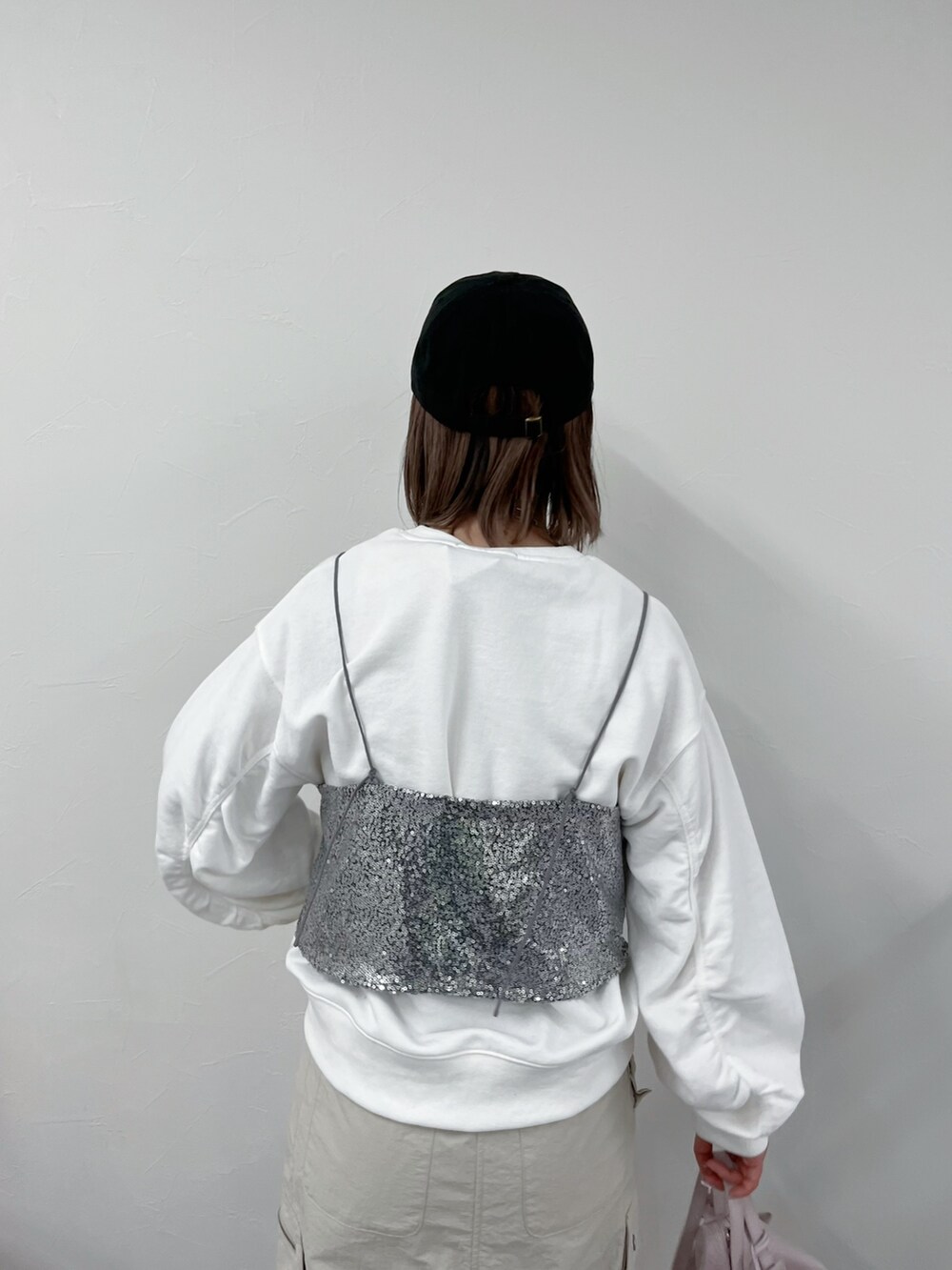 シルバー系のシャツ/ブラウス、ベージュ系のスカート、ホワイト系のスウェットを着用したレディースの春コーディネートの4枚目の写真