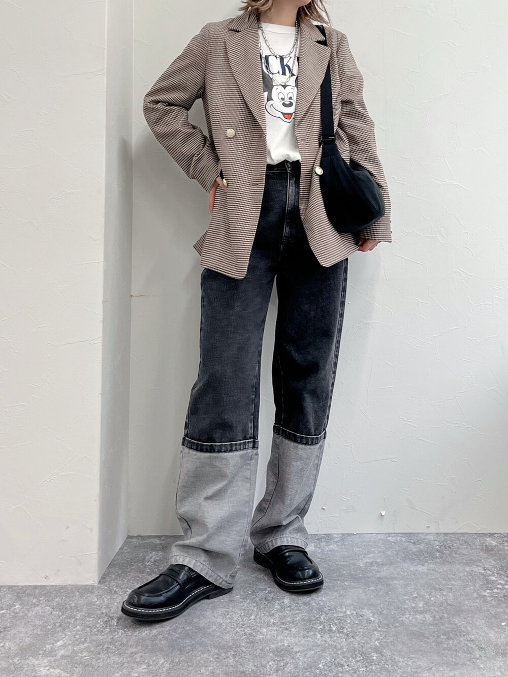 ベージュ系のテーラードジャケット、ホワイト系のTシャツ/カットソー、ブラック系のデニムパンツを着用したレディースの春コーディネートの2枚目の写真