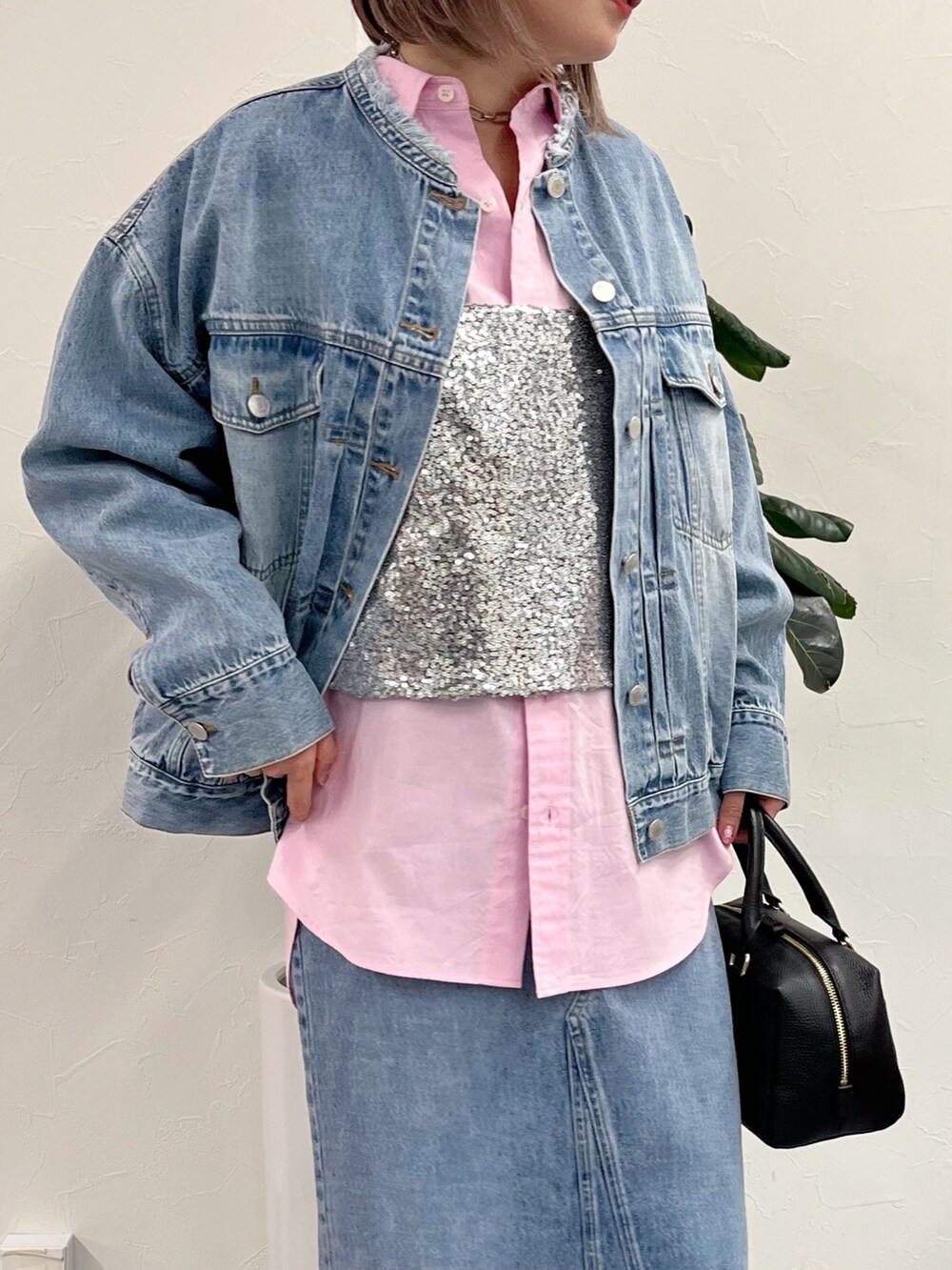 ブルー系のデニムジャケット、シルバー系のシャツ/ブラウス、ブルー系のデニムスカートを着用したレディースの冬コーディネートの2枚目の写真