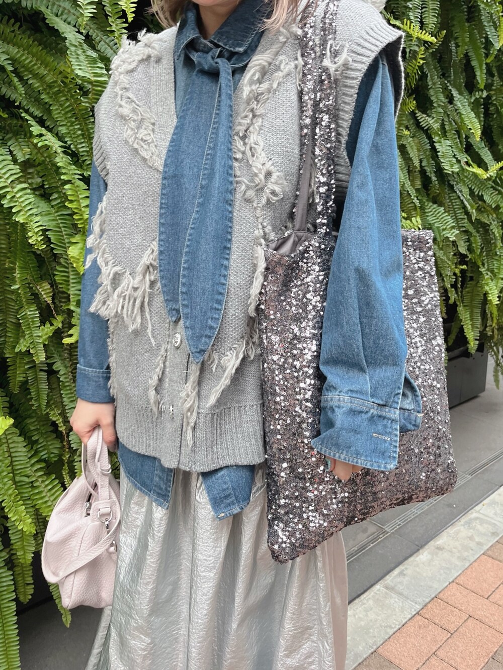 ブルー系のシャツ/ブラウス、グレー系のベストを着用したレディースの冬コーディネートの3枚目の写真