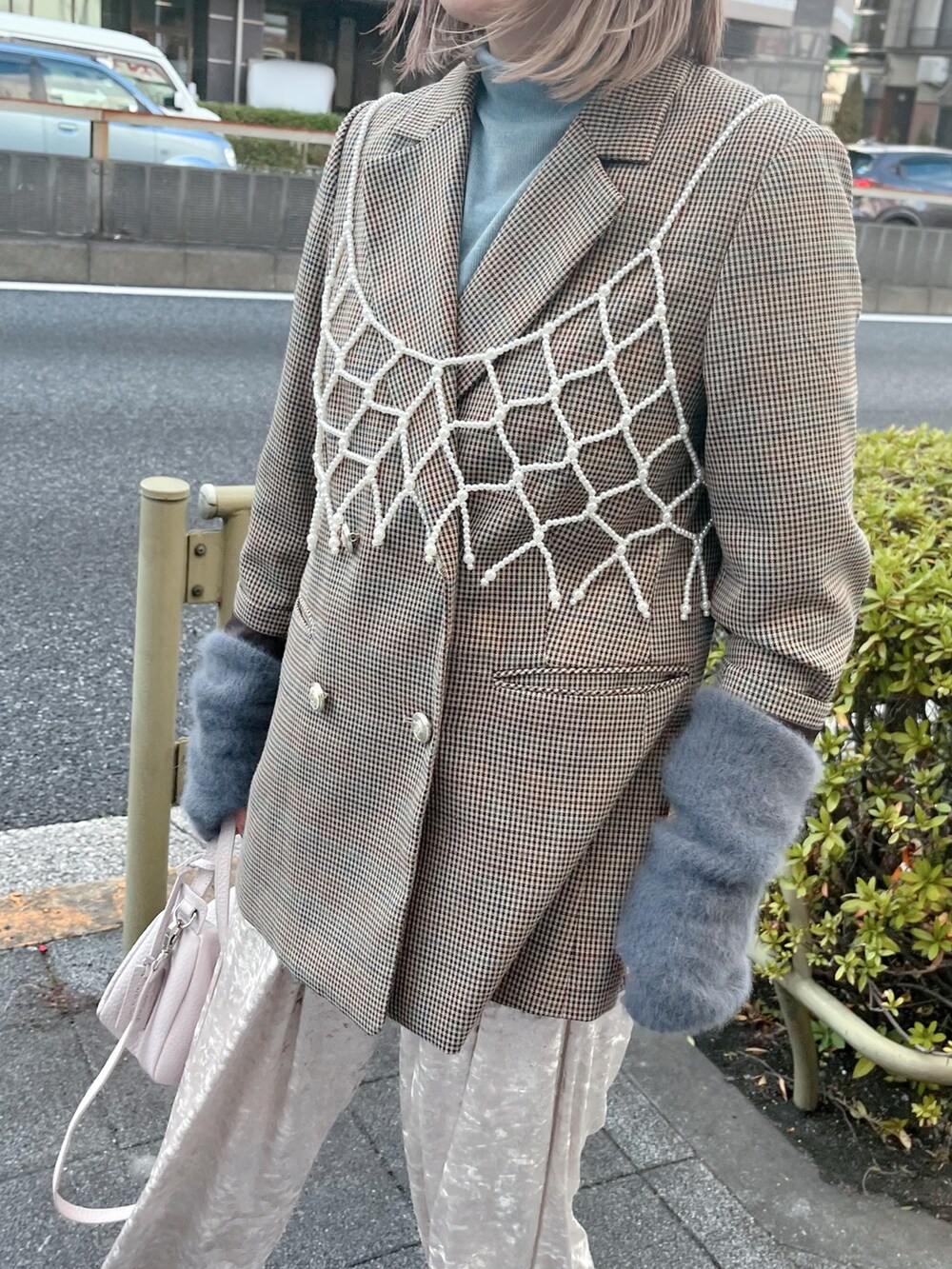 ベージュ系のテーラードジャケット、ホワイト系のシャツ/ブラウス、ブルー系のTシャツ/カットソーを着用したレディースの冬コーディネートの3枚目の写真