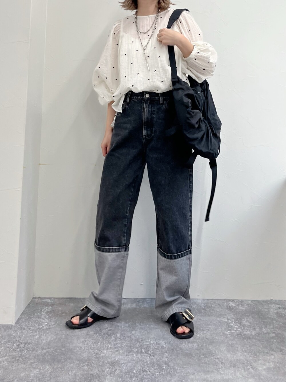 ブラック系のデニムパンツ、ホワイト系のシャツ/ブラウス、ブラック系のキャップを着用したレディースの冬コーディネートの7枚目の写真