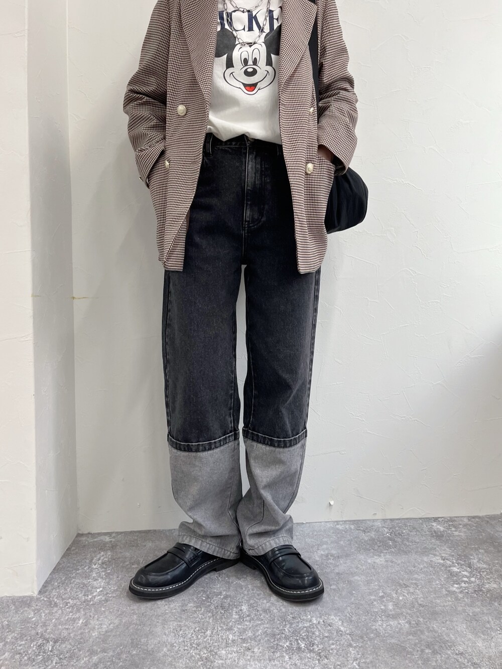 ベージュ系のテーラードジャケット、ホワイト系のTシャツ/カットソー、ブラック系のデニムパンツを着用したレディースの春コーディネートの4枚目の写真