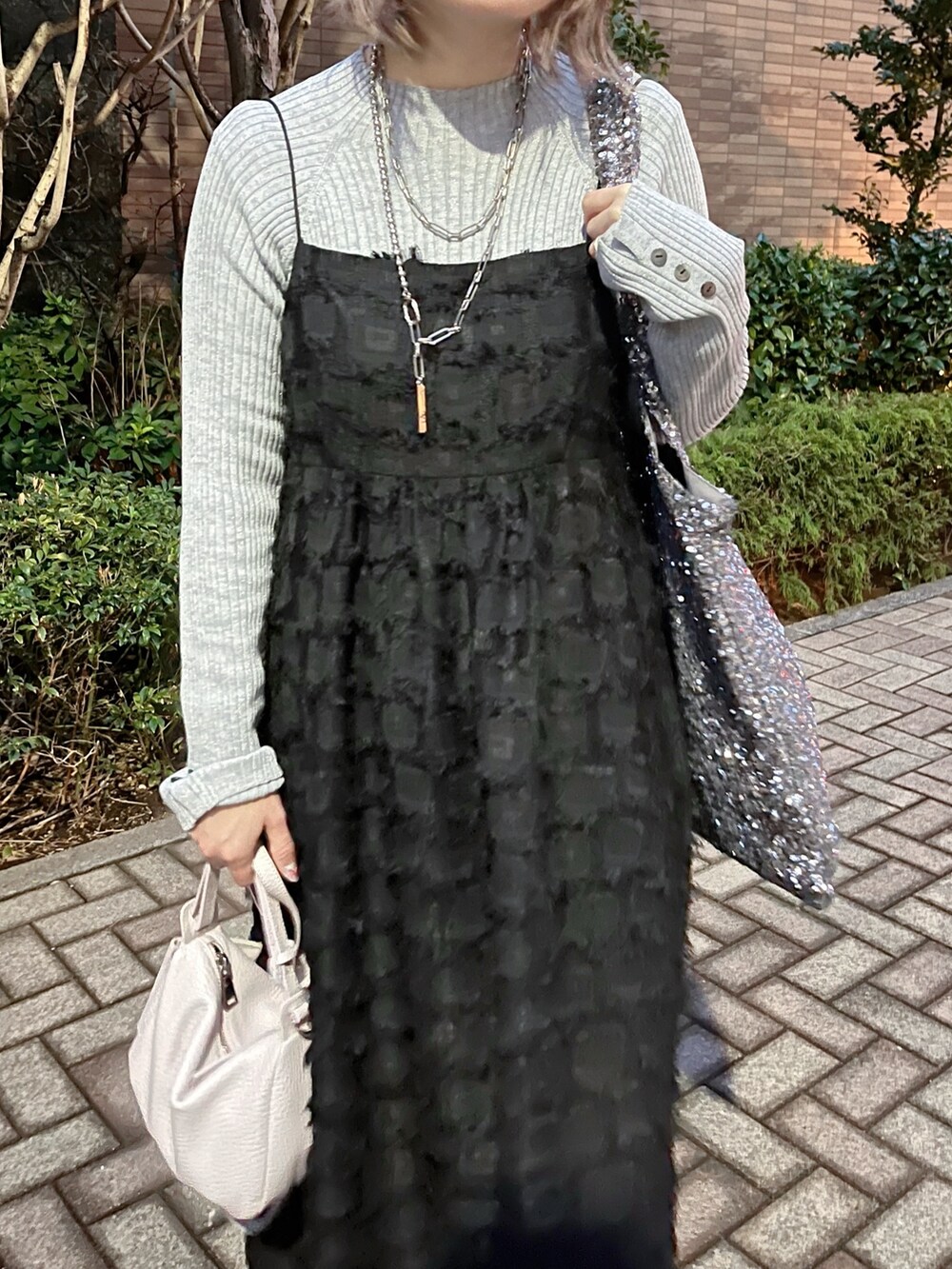 ブラック系のワンピース、グレー系のニット/セーターを着用したレディースの冬コーディネートの2枚目の写真