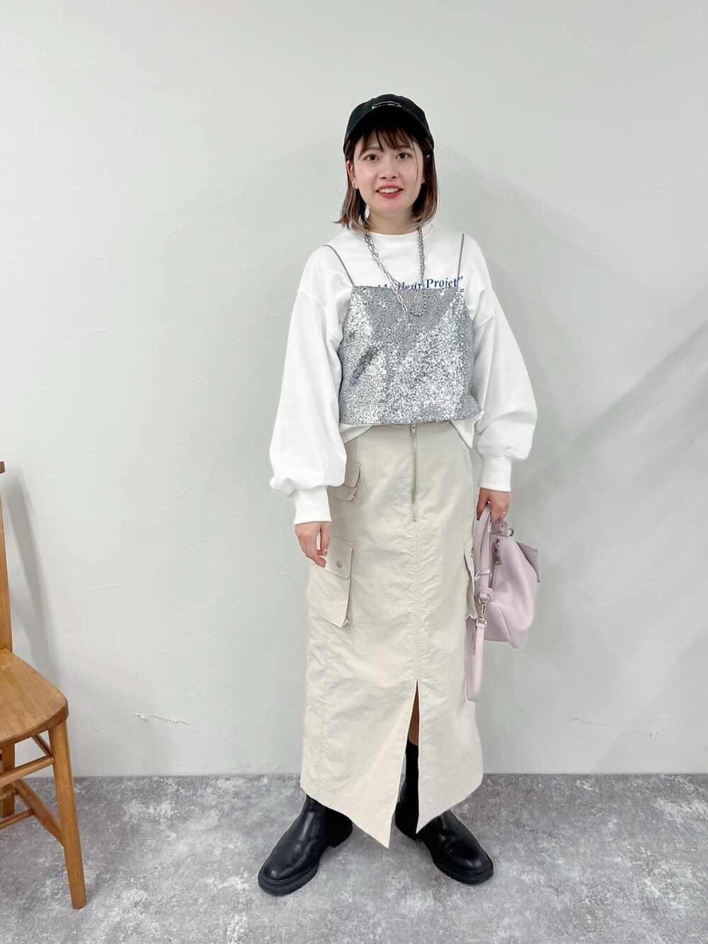 シルバー系のシャツ/ブラウス、ベージュ系のスカート、ホワイト系のスウェットを着用したレディースの春コーディネートの6枚目の写真