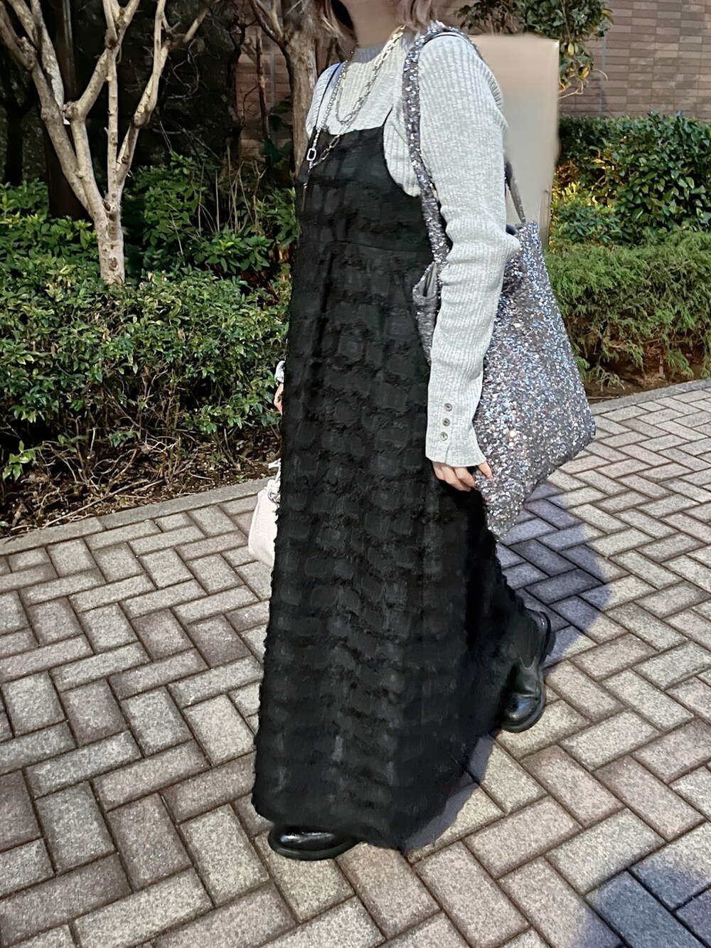 ブラック系のワンピース、グレー系のニット/セーターを着用したレディースの冬コーディネートの3枚目の写真