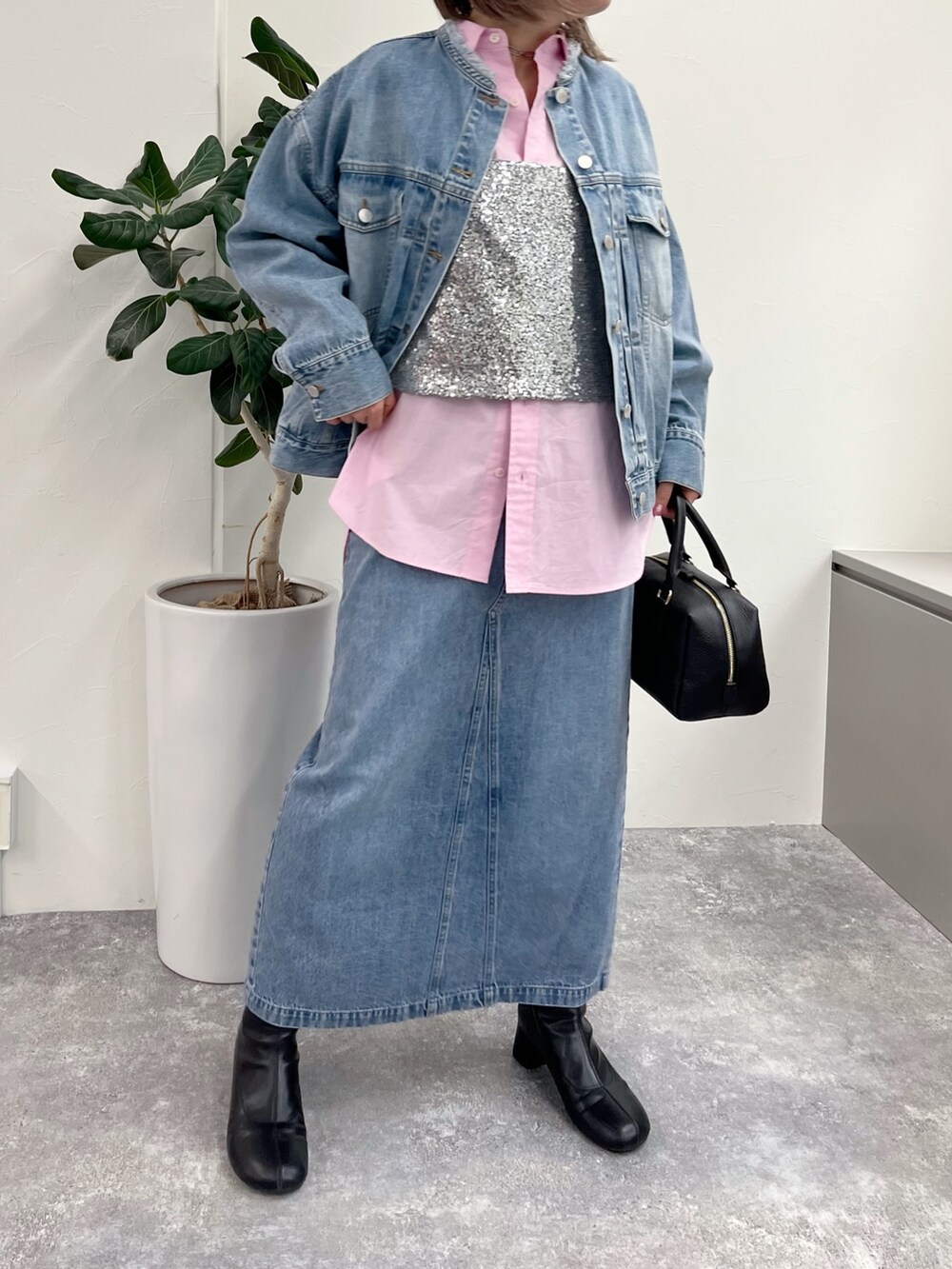 ブルー系のデニムジャケット、シルバー系のシャツ/ブラウス、ブルー系のデニムスカートを着用したレディースの冬コーディネートの3枚目の写真