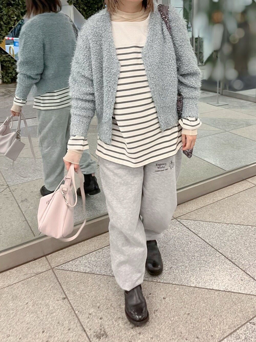 グレー系のTシャツ/カットソー、ブルー系のカーディガン/ボレロを着用したレディースの冬コーディネートの2枚目の写真