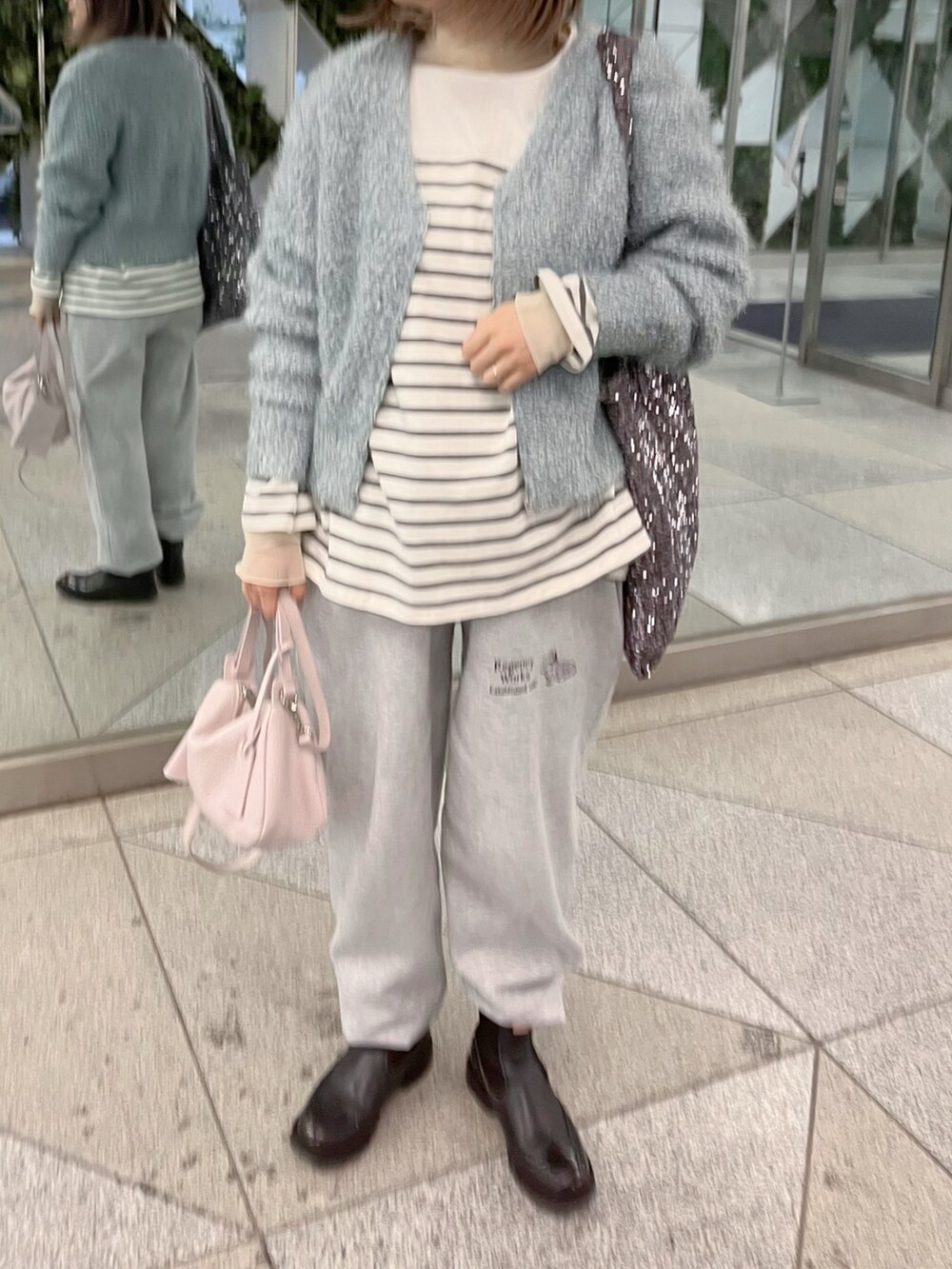 グレー系のTシャツ/カットソー、ブルー系のカーディガン/ボレロを着用したレディースの冬コーディネートの6枚目の写真