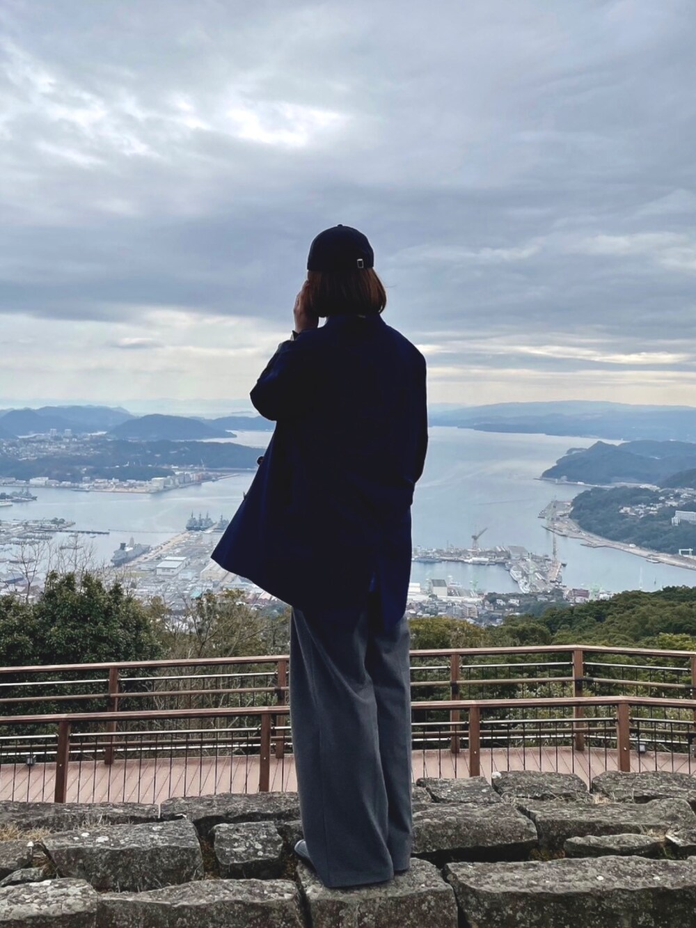 ブルー系のシャツ/ブラウス、ブルー系のジャケット/アウター、グレー系のパンツを着用したレディースの冬コーディネートの2枚目の写真