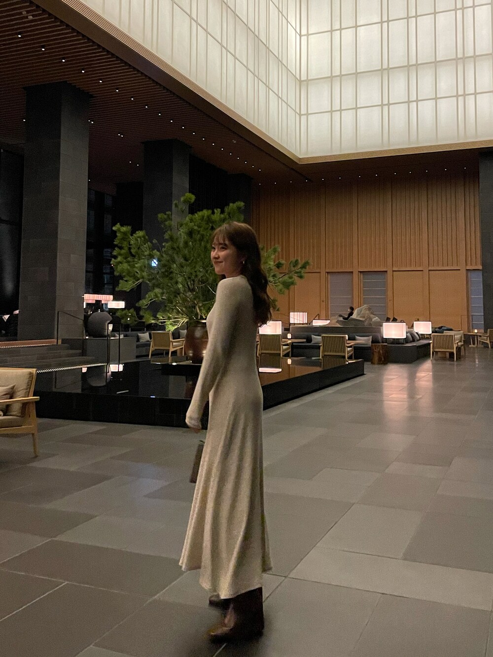 「大人カジュアル、ワンピースコーデ、オケージョン、オケージョンスタイル、ZARA、ザラ、ザラジョ、淡色コーデ、淡色女子、淡色、オールホワイト、ワントーンコーデ、きれいめコーディネート、きれいめカジュアル、デート」｜「GUCCIのアイテム（バッグ、ベージュ系）」を使った、ohnoayukaさん（レディース・155cm）の冬コーディネートの2枚目の写真