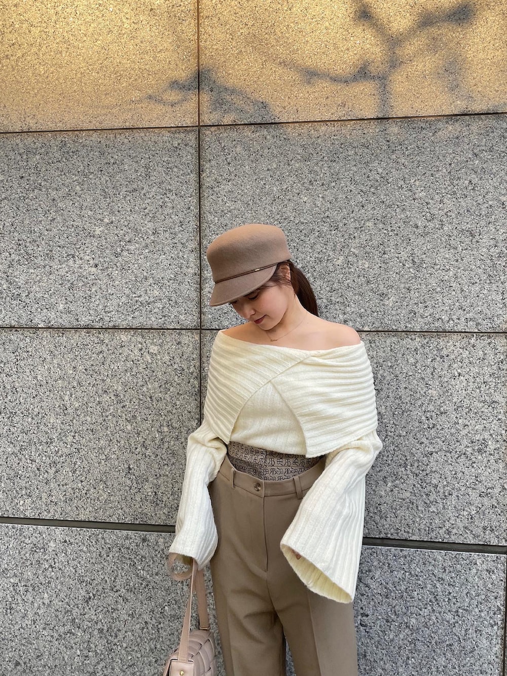 「パンツスタイル、休日スタイル、淡色コーデ、淡色女子、淡色、淡い色コーデ、カシラ、リエディ、randeboo、オフショル」｜「RANDEBOOのアイテム（パンツ、ベージュ系）」を使った、ohnoayukaさん（レディース・155cm）の冬コーディネートの2枚目の写真