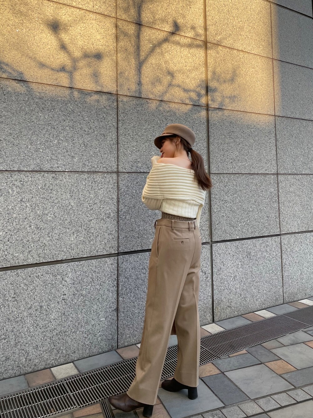 「パンツスタイル、休日スタイル、淡色コーデ、淡色女子、淡色、淡い色コーデ、カシラ、リエディ、randeboo、オフショル」｜「RANDEBOOのアイテム（パンツ、ベージュ系）」を使った、ohnoayukaさん（レディース・155cm）の冬コーディネートの3枚目の写真