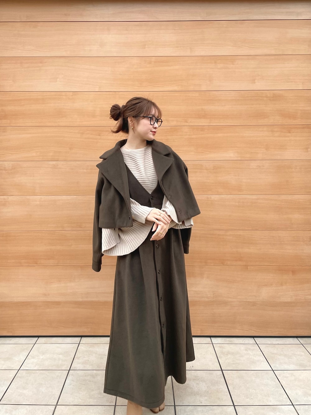 「オトナ女子、淡色コーデ、淡色カジュアル、淡色女子、ロングコート、女子会コーデ、モテコーデ、大人カジュアル、お出かけコーデ、ベージュニット、マルジェラ」｜「le.emaのアイテム（ジャケット/アウター、グリーン系）」を使った、ohnoayukaさん（レディース・155cm）の冬コーディネートの3枚目の写真