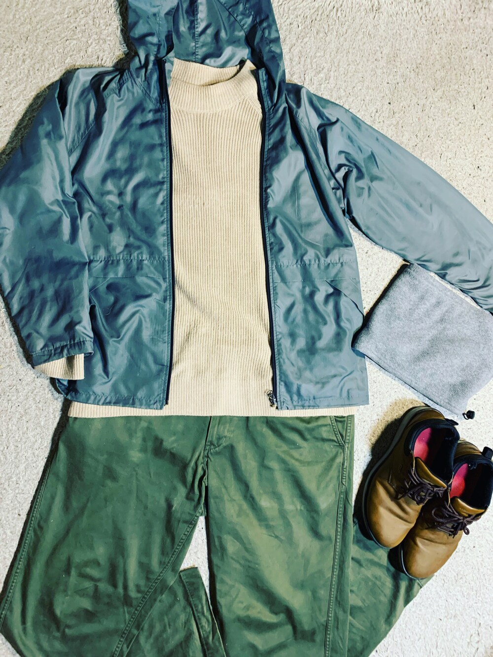 ベージュ系のニット/セーター、グリーン系のパンツ、ブラウン系のブーツを着用したメンズの春コーディネートの2枚目の写真