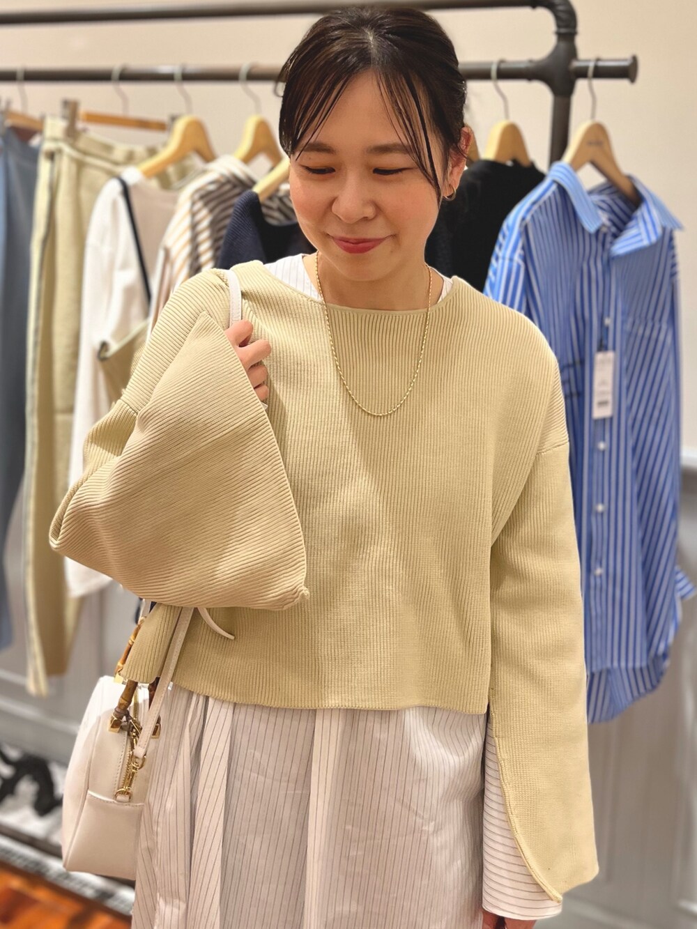 「休日コーデ、お出かけコーデ、オトナカジュアル、カジュアルコーデ、シンプルスタイル、着回しコーデ、春服、春ニット、ゆるコーデ、春カーディガン、ママコーデ、カーディガン」｜「Rie Millerの《手洗い可能》2WAYボレロ（カーディガン/ボレロ、ベージュ系）」を使った、nol  MATSUDAさん（レディース・157cm）の冬コーディネートの3枚目の写真