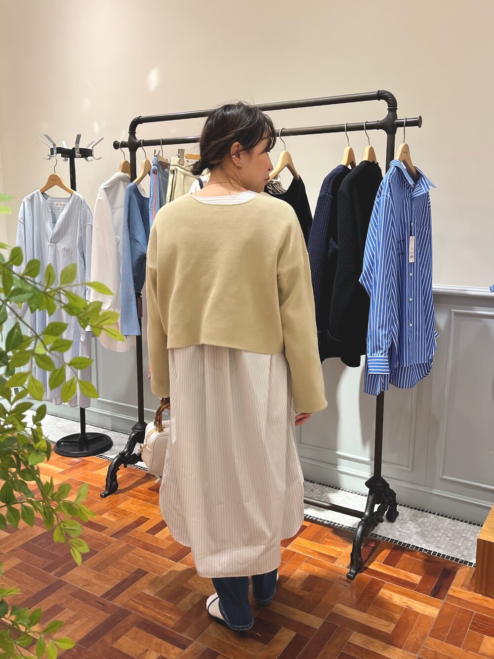 「休日コーデ、お出かけコーデ、オトナカジュアル、カジュアルコーデ、シンプルスタイル、着回しコーデ、春服、春ニット、ゆるコーデ、春カーディガン、ママコーデ、カーディガン」｜「Rie Millerの《手洗い可能》2WAYボレロ（カーディガン/ボレロ、ベージュ系）」を使った、nol  MATSUDAさん（レディース・157cm）の冬コーディネートの6枚目の写真