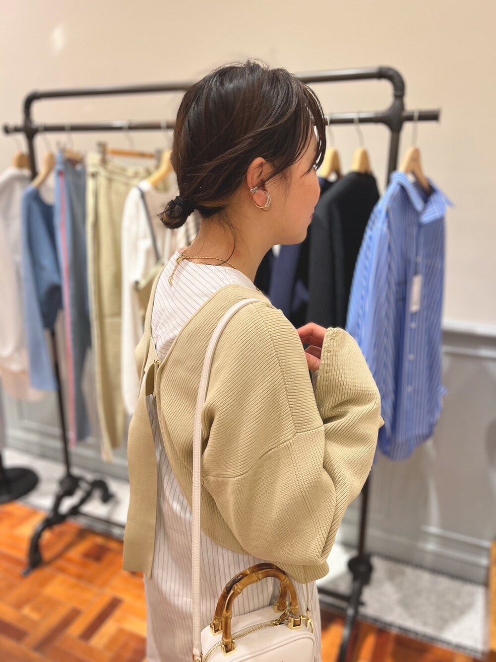 「休日コーデ、お出かけコーデ、オトナカジュアル、カジュアルコーデ、シンプルスタイル、着回しコーデ、春服、春ニット、ゆるコーデ、春カーディガン、ママコーデ、カーディガン」｜「Rie Millerの《手洗い可能》2WAYボレロ（カーディガン/ボレロ、ベージュ系）」を使った、nol  MATSUDAさん（レディース・157cm）の冬コーディネートの4枚目の写真