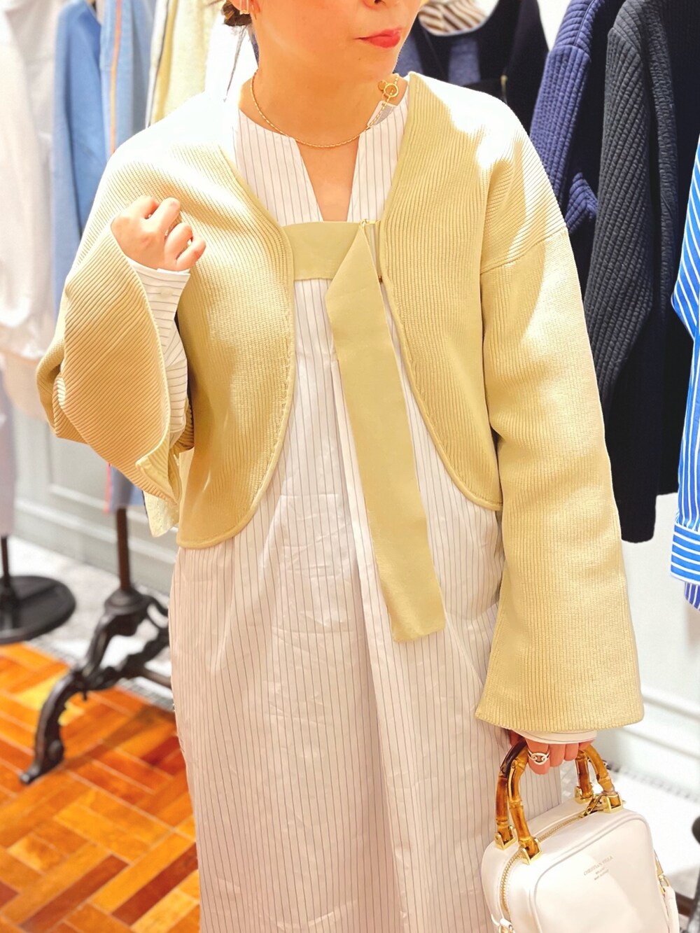 「休日コーデ、お出かけコーデ、オトナカジュアル、カジュアルコーデ、シンプルスタイル、着回しコーデ、春服、春ニット、ゆるコーデ、春カーディガン、ママコーデ、カーディガン」｜「Rie Millerの《手洗い可能》2WAYボレロ（カーディガン/ボレロ、ベージュ系）」を使った、nol  MATSUDAさん（レディース・157cm）の冬コーディネートの2枚目の写真