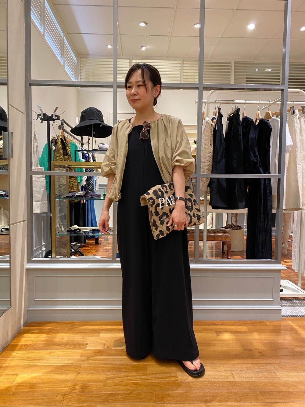 「オールインワン、パンツスタイル、カジュアル、大人カジュアル、ワイドパンツ、休日スタイル」｜「NOLLEY’Sのクレープコットンシアーシャツ（シャツ/ブラウス、イエロー系）」を使った、nol  MATSUDAさん（レディース・157cm）の春コーディネートの4枚目の写真