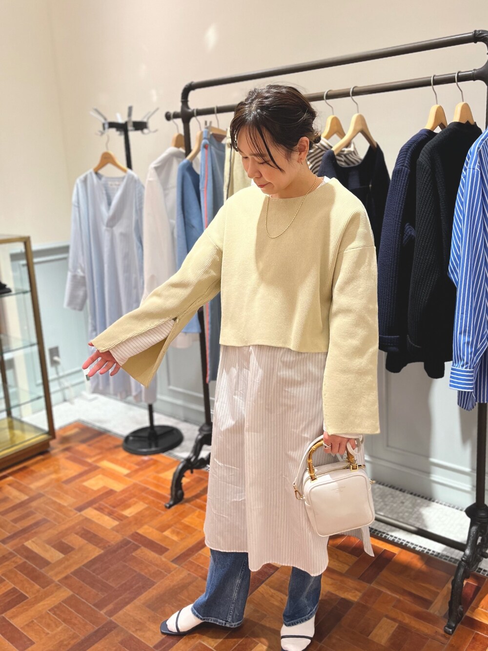 「休日コーデ、お出かけコーデ、オトナカジュアル、カジュアルコーデ、シンプルスタイル、着回しコーデ、春服、春ニット、ゆるコーデ、春カーディガン、ママコーデ、カーディガン」｜「Rie Millerの《手洗い可能》2WAYボレロ（カーディガン/ボレロ、ベージュ系）」を使った、nol  MATSUDAさん（レディース・157cm）の冬コーディネートの5枚目の写真