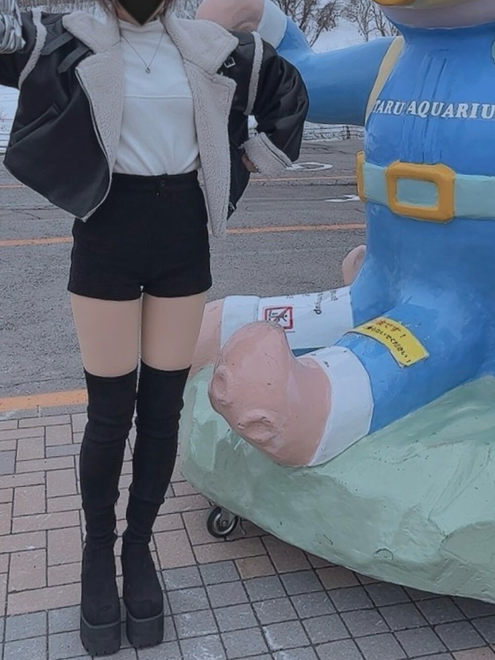 ブラック系のブーツ、ブラック系のその他パンツ、ブラック系のムートンコートを着用したレディースの春コーディネートの2枚目の写真