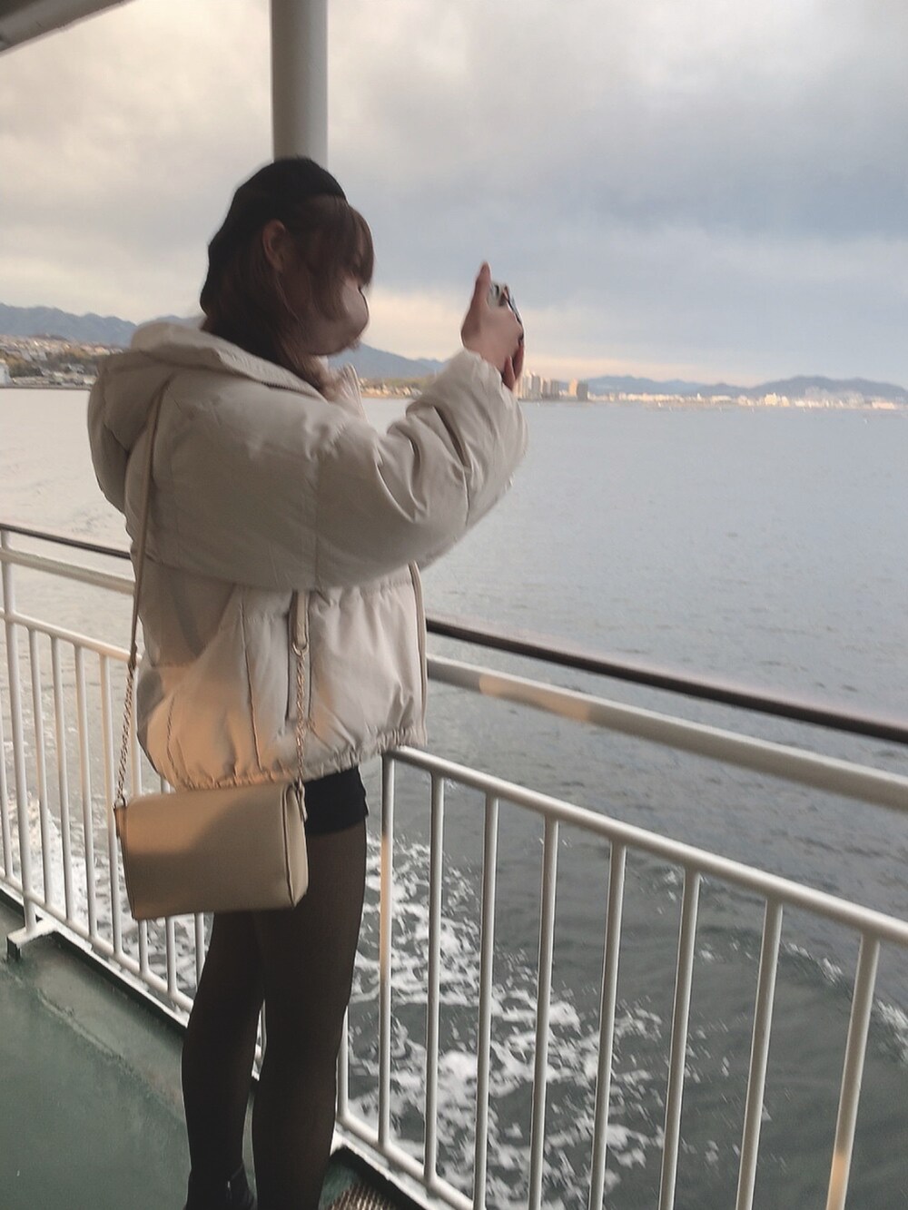 ホワイト系のシャツ/ブラウス、グレー系のカーディガン/ボレロ、ブラック系のその他パンツを着用したレディースの冬コーディネートの2枚目の写真