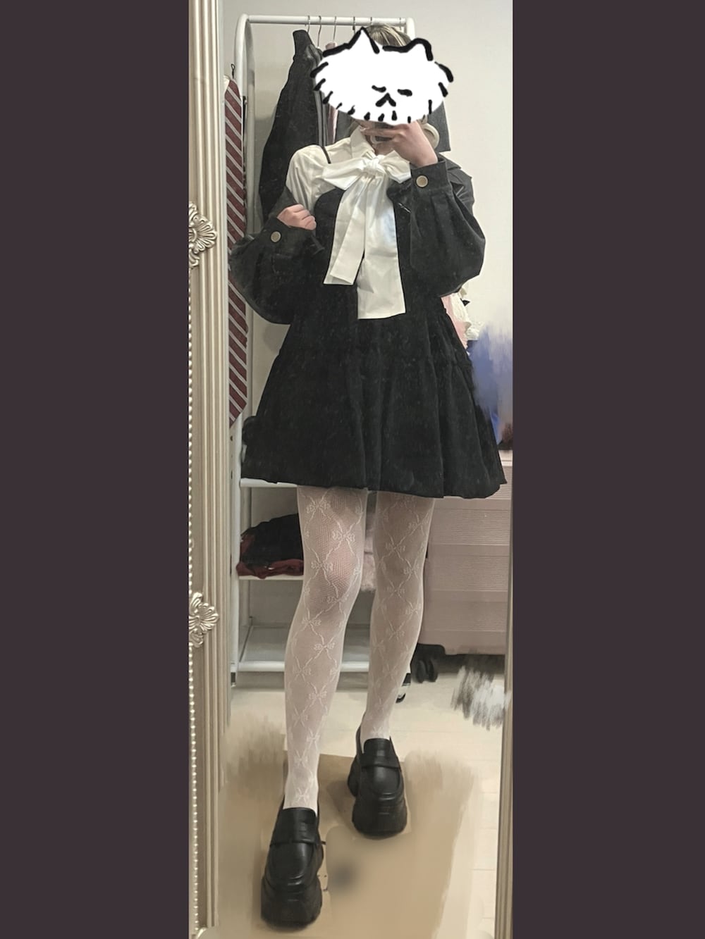 ブラック系のローファー、ホワイト系のシャツ/ブラウス、ブラック系のワンピースを着用したレディースの春コーディネートの2枚目の写真