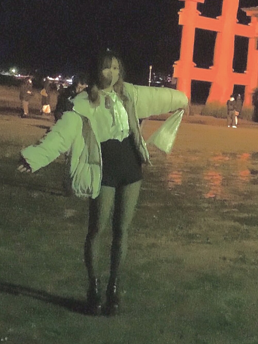 ホワイト系のシャツ/ブラウス、グレー系のカーディガン/ボレロ、ブラック系のその他パンツを着用したレディースの冬コーディネートの3枚目の写真