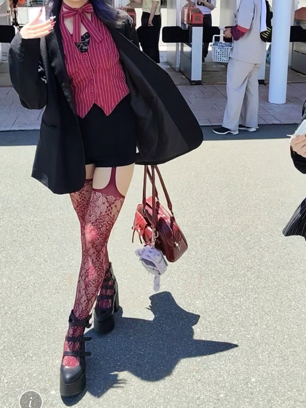 ブラック系のブーツを着用したレディースの夏コーディネートの2枚目の写真