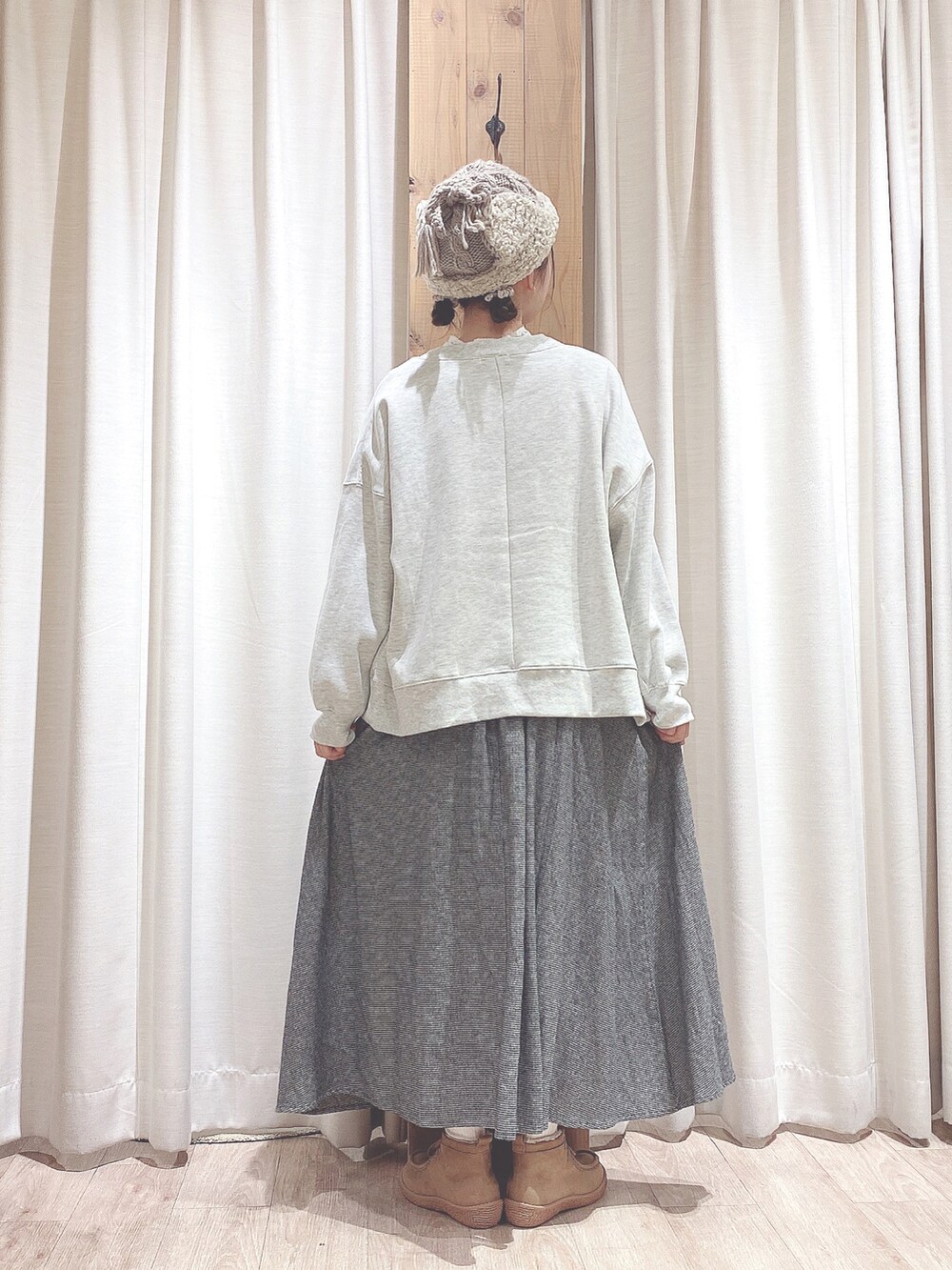 グレー系のTシャツ/カットソー、ブラック系のスカート、ベージュ系のドレスシューズを着用したレディースの秋コーディネートの2枚目の写真