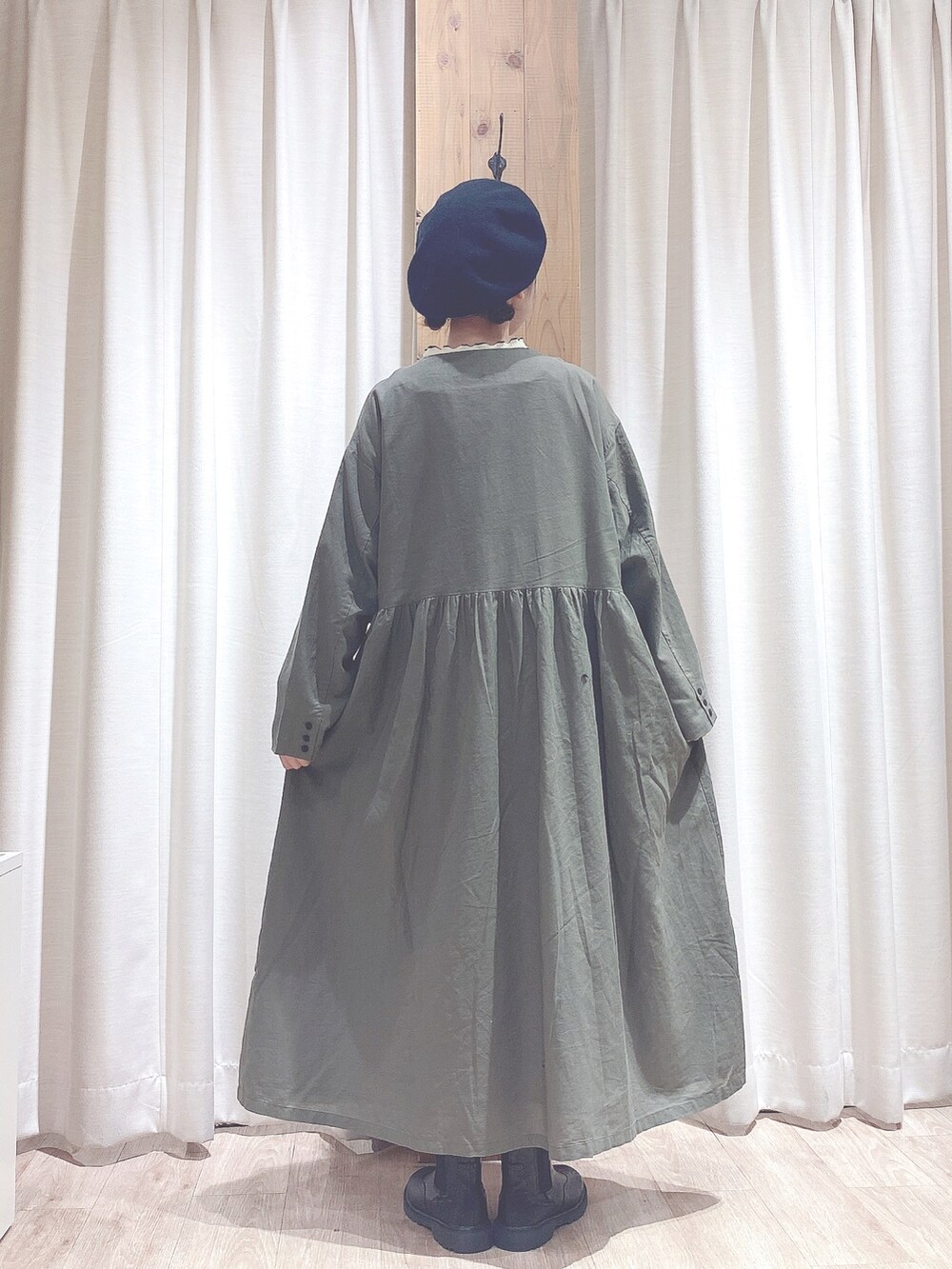 グリーン系のその他アウター、ホワイト系のTシャツ/カットソー、ブラック系のブーツを着用したレディースの秋コーディネートの2枚目の写真