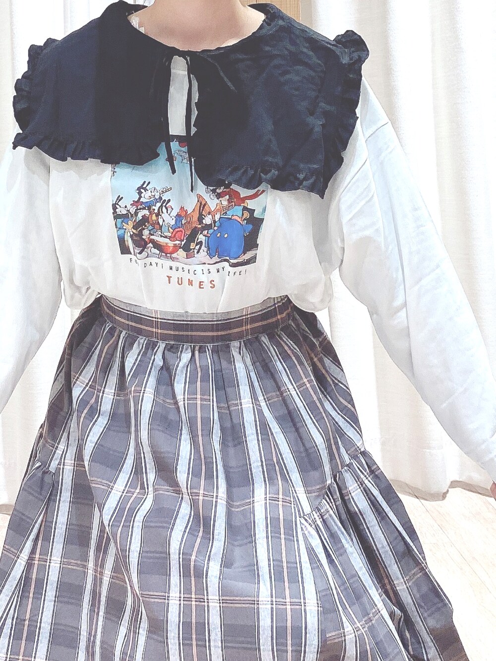 グレー系のスカート、ホワイト系のブーツ、ホワイト系のTシャツ/カットソーを着用したレディースの秋コーディネートの3枚目の写真