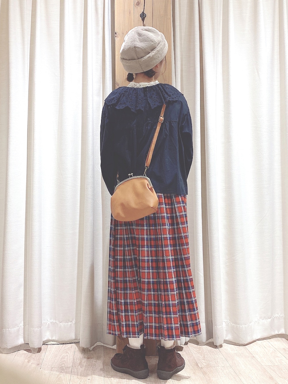 「Samansa Mos2、SM2、クリスマスに着たい服、クリスマスコーデ、レイヤードスタイル、休日スタイル、秋冬コーデ、冬コーデ、冬服、大人ガーリー、オトナ女子、プリーツスカート、赤チェック、チェック、ブラウス」|「Samansa Mos2のフェイクファーロールワッチ(ハット、ブラウン系)」を使った、kiiさん(レディース・157cm)の冬コーディネートの2枚目の写真