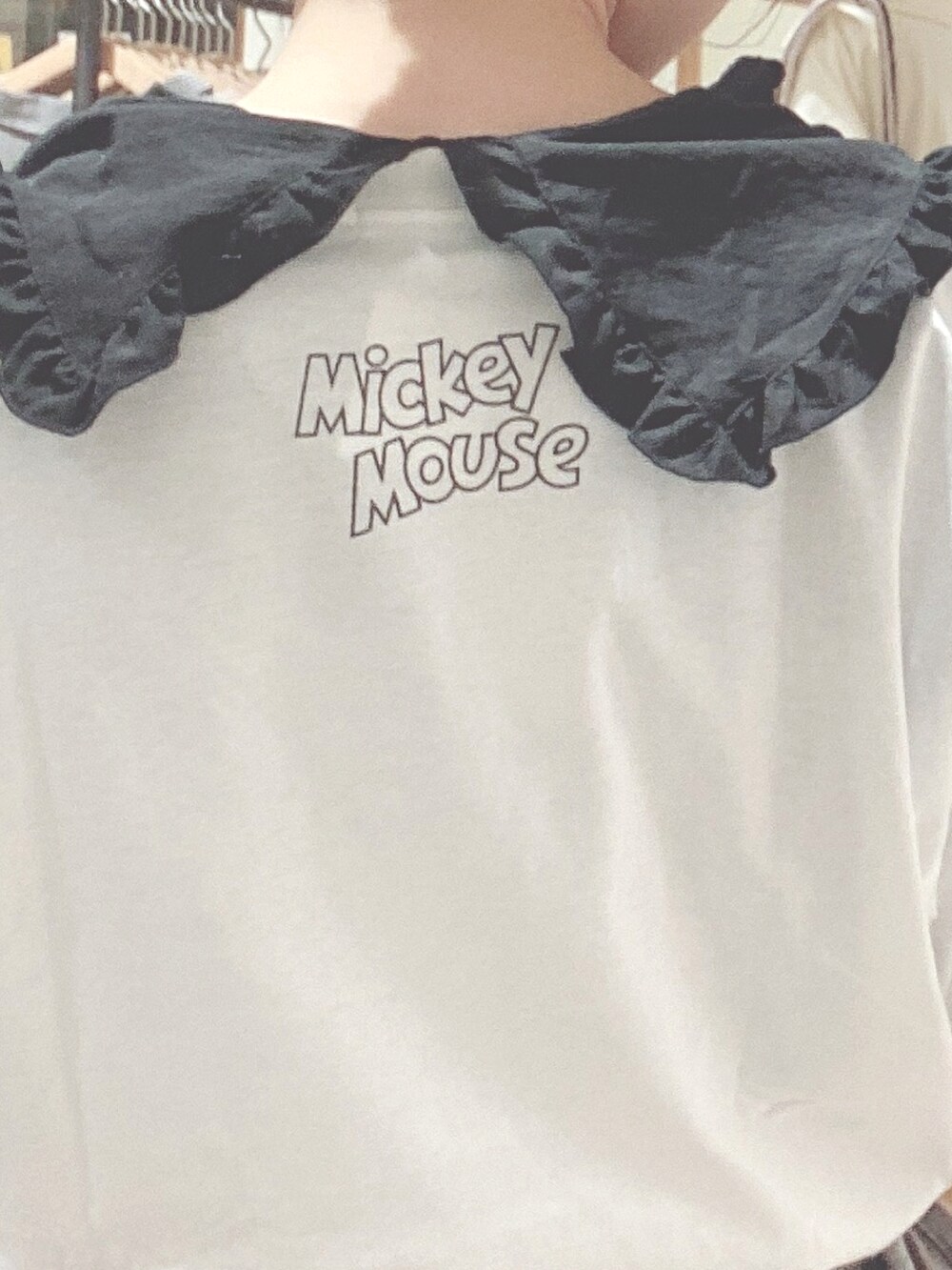 グレー系のスカート、ホワイト系のブーツ、ホワイト系のTシャツ/カットソーを着用したレディースの秋コーディネートの4枚目の写真