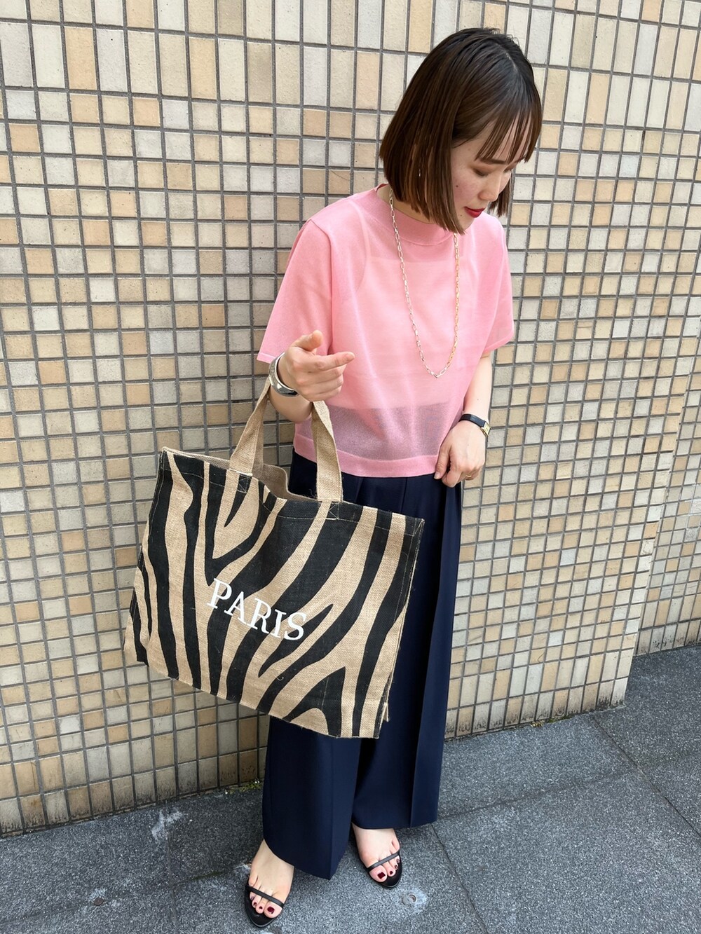 ピンク系のニット/セーター、ブルー系のその他パンツ、その他のトートバッグを着用したレディースの春コーディネートの9枚目の写真