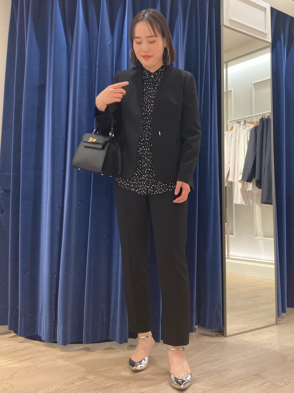 「NOLLEY'S、ノーリーズ、セットアップ、スーツスタイル、ジャケット、パンツ、ブラウス、オフィススタイル、通勤コーデ、ウォッシャブル、キレイめ、高身長女子、30代コーデ、ブラック、ワントーンコーデ」｜「AULENTTIの【AULENTTI/ オーレンティ】スクエアひねりショルダーバッグ（E）（ショルダーバッグ、ブラック系）」を使った、SAYAKAさん（レディース・163cm）の冬コーディネートの8枚目の写真