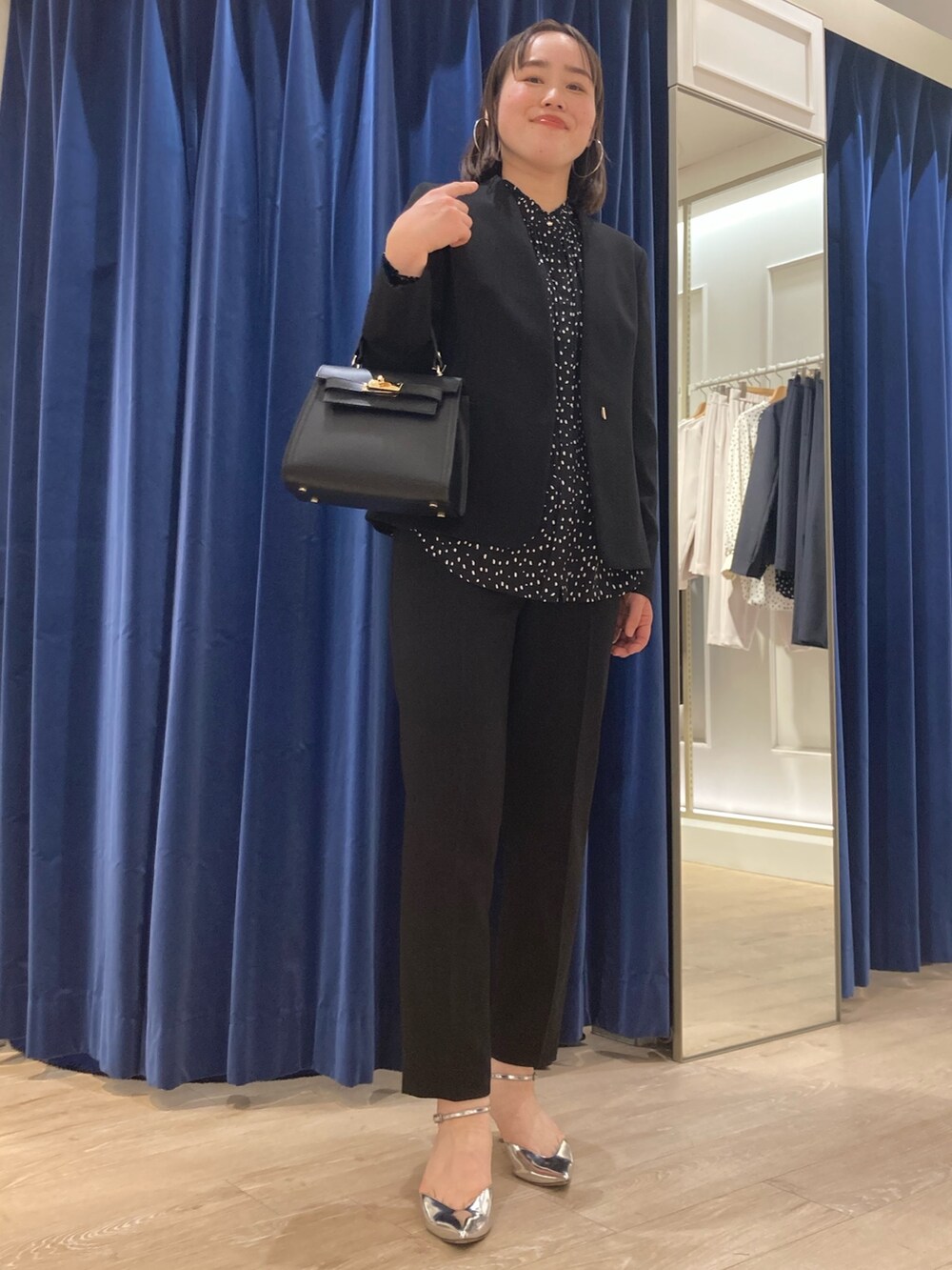 「NOLLEY'S、ノーリーズ、セットアップ、スーツスタイル、ジャケット、パンツ、ブラウス、オフィススタイル、通勤コーデ、ウォッシャブル、キレイめ、高身長女子、30代コーデ、ブラック、ワントーンコーデ」｜「AULENTTIの【AULENTTI/ オーレンティ】スクエアひねりショルダーバッグ（E）（ショルダーバッグ、ブラック系）」を使った、SAYAKAさん（レディース・163cm）の冬コーディネートの7枚目の写真