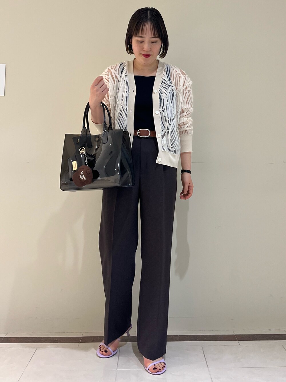 「NOLLEY'S、ノーリーズ、カーディガン、タンクトップ、ワイドパンツ、ベルト、シアー、お出かけコーデ、きれいめカジュアル、レイヤードスタイル、オトナ女子、初夏コーデ、高身長女子、おしゃれさんと繋がりたい、ootd」｜「NOLLEY’Sの【PR林☆別注カラーあり】ウォッシャブルツイルストレッチ愛されワイドパンツ（その他パンツ、ブラウン系）」を使った、SAYAKAさん（レディース・163cm）の春コーディネートの6枚目の写真