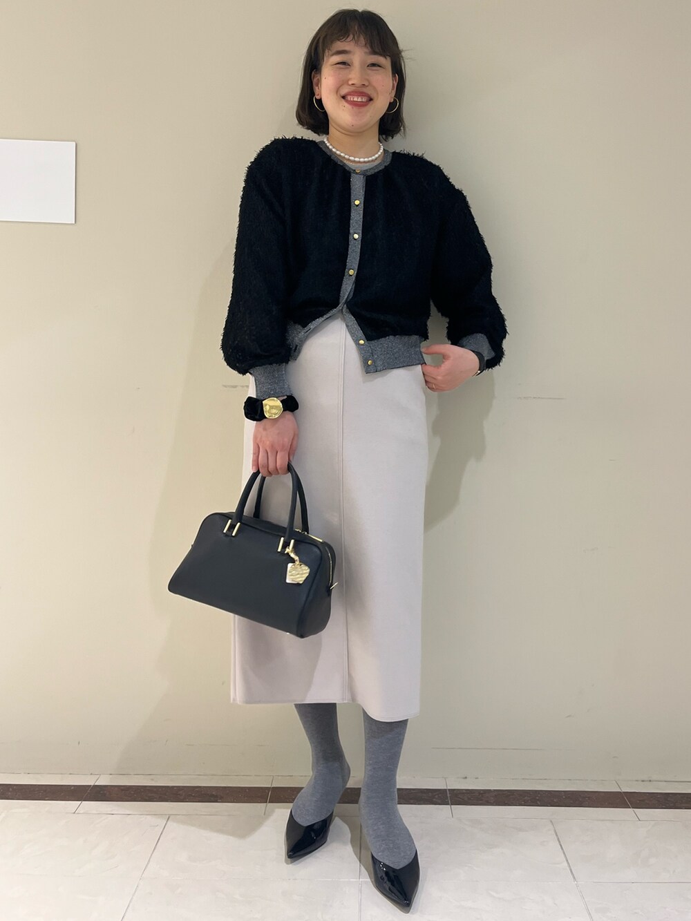 「NOLLEY'S、ノーリーズ、カーディガン、２ＷＡＹ、冬コーデ、キレイめ、オフィスカジュアル、お出かけコーデ、モノトーン、シャギーニット、タイトスカート、タイツ、ボストンバッグ、30代コーデ、高身長女子」｜「NOLLEY’Sの《手洗い可能》2WAYカットジャガードラメ配色カーディガン（カーディガン/ボレロ、ブラック系）」を使った、SAYAKAさん（レディース・163cm）の冬コーディネートの8枚目の写真