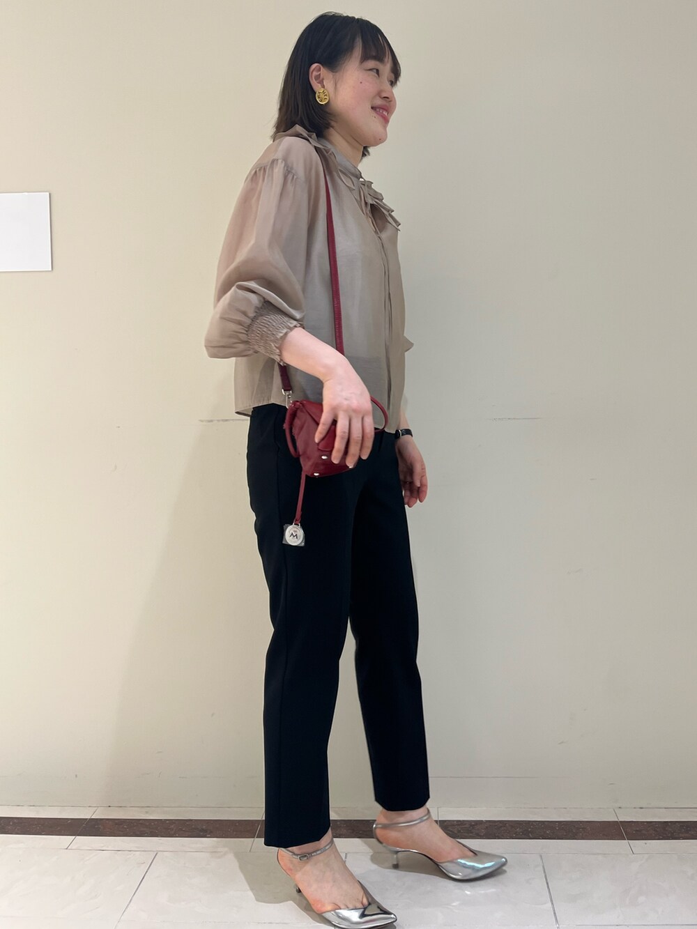 ブラック系のその他パンツ、レッド系のショルダーバッグ、ベージュ系のタンクトップを着用したレディースの春コーディネートの4枚目の写真