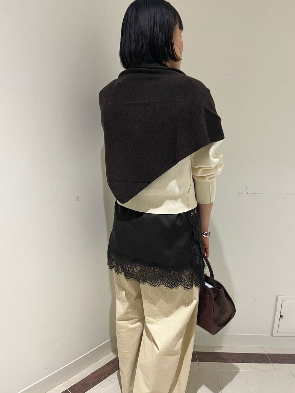 ホワイト系のニット/セーター、ホワイト系のその他パンツ、ブラウン系のトートバッグを着用したレディースの秋コーディネートの10枚目の写真