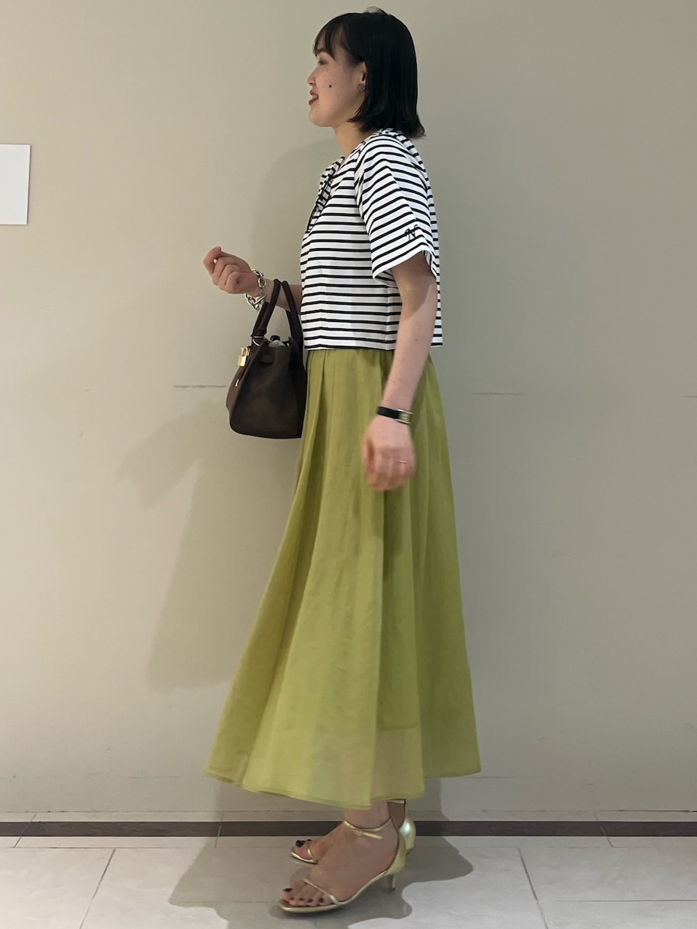 「NOLLEY'S、ノーリーズ、Tシャツ、カットソー、スカート、ロングスカート、シンプルコーデ、夏コーデ、大人カジュアル、オトナ女子、ママコーデ、お出かけコーデ、ボーダー、サングラス、高身長女子」｜「NOLLEY’Sのシアーチンツタックスカート（スカート、グリーン系）」を使った、SAYAKAさん（レディース・163cm）の夏コーディネートの5枚目の写真