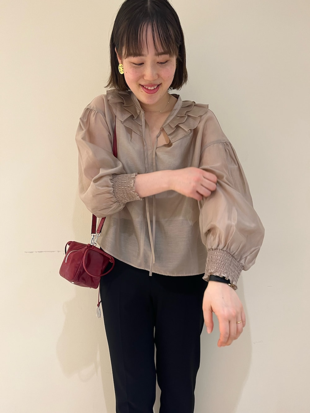 ブラック系のその他パンツ、レッド系のショルダーバッグ、ベージュ系のタンクトップを着用したレディースの春コーディネートの8枚目の写真