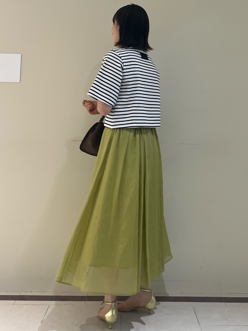 「NOLLEY'S、ノーリーズ、Tシャツ、カットソー、スカート、ロングスカート、シンプルコーデ、夏コーデ、大人カジュアル、オトナ女子、ママコーデ、お出かけコーデ、ボーダー、サングラス、高身長女子」｜「NOLLEY’Sのシアーチンツタックスカート（スカート、グリーン系）」を使った、SAYAKAさん（レディース・163cm）の夏コーディネートの4枚目の写真