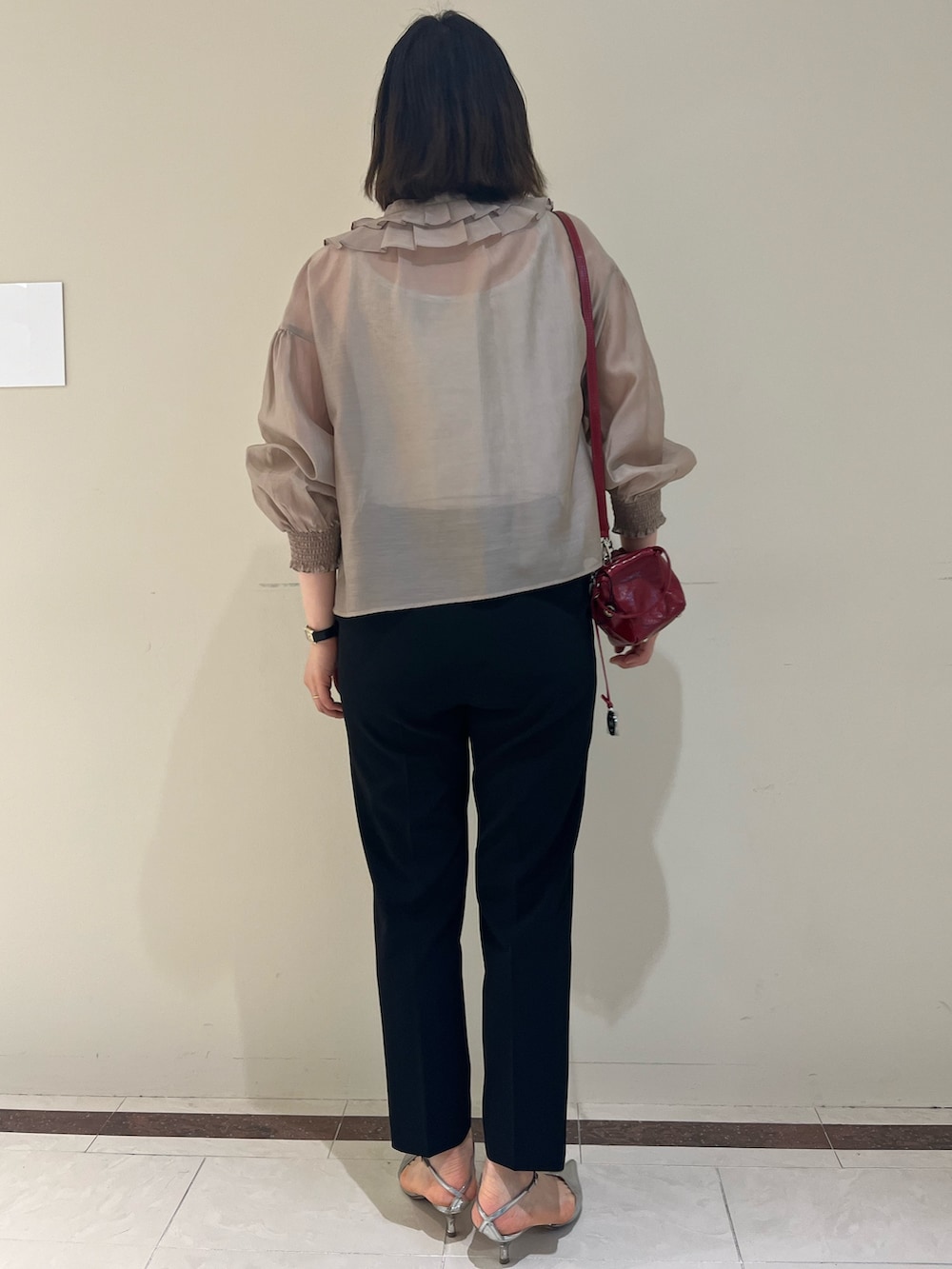 ブラック系のその他パンツ、レッド系のショルダーバッグ、ベージュ系のタンクトップを着用したレディースの春コーディネートの5枚目の写真